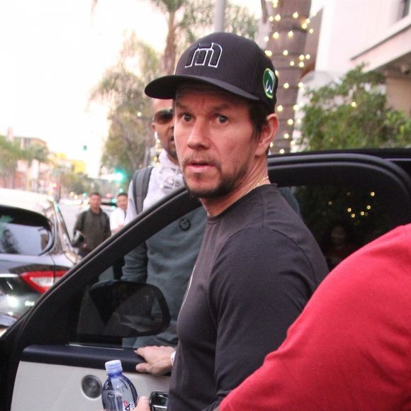 Mark Wahlberg a déjeuné avec des amis au restaurant "E. Baldi" à Beverly Hills le 29 janvier 2019.  Beverly Hills, CA - Actor Mark Wahlberg and some friends enjoy lunch at E. Baldi in Beverly Hills. Mark kept it casual in a black long sleeve shirt, black hat, blue jeans and a pair of black Nike Jordan sneakers.29/01/2019 - Beverly Hills