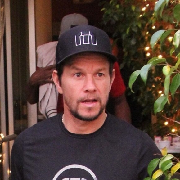 Mark Wahlberg a déjeuné avec des amis au restaurant "E. Baldi" à Beverly Hills le 29 janvier 2019.  Beverly Hills, CA - Actor Mark Wahlberg and some friends enjoy lunch at E. Baldi in Beverly Hills. Mark kept it casual in a black long sleeve shirt, black hat, blue jeans and a pair of black Nike Jordan sneakers.29/01/2019 - Beverly Hills