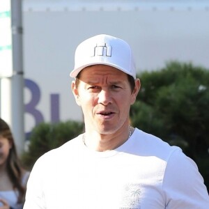 Mark Wahlberg à la sortie de la boutique "XIV Karats Ltd" à Beverly Hills. Los Angeles, le 19 décembre 2018.  Mark Wahlberg shares some sweet thoughts about late actress and director Penny Marshall after shopping at XIV Karats, Ltd with his entourage in Beverly Hills. The prolific actor and musician revealed that Penny deserved credit for giving Mark Wahlberg his first movie role in 1994's 'Renaissance Man.' The Danny DeVito-starring picture didn't succeed at the box office, but Wahlberg's charm shone through in his small part as an army recruit struggling in basic training. December 19th, 2018.19/12/2018 - Los Angeles