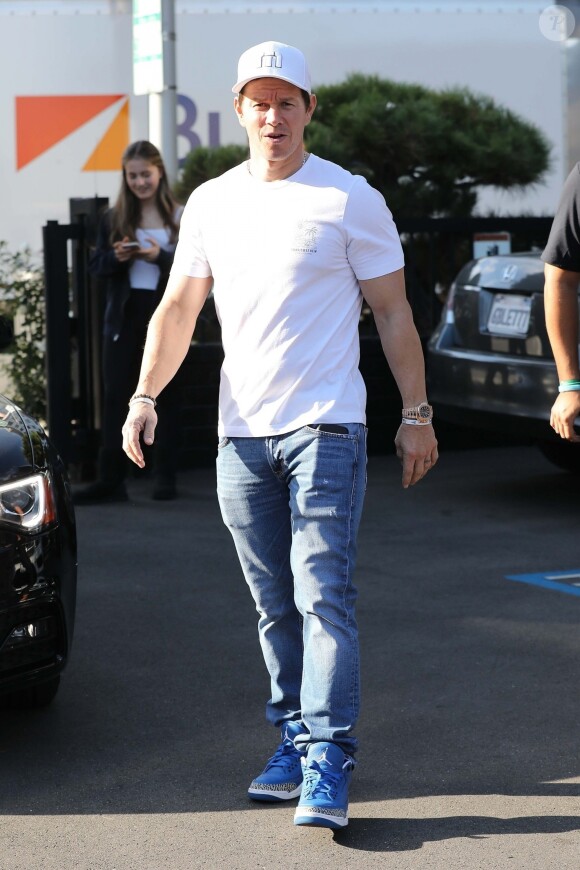 Mark Wahlberg à la sortie de la boutique "XIV Karats Ltd" à Beverly Hills. Los Angeles, le 19 décembre 2018.  Mark Wahlberg shares some sweet thoughts about late actress and director Penny Marshall after shopping at XIV Karats, Ltd with his entourage in Beverly Hills. The prolific actor and musician revealed that Penny deserved credit for giving Mark Wahlberg his first movie role in 1994's 'Renaissance Man.' The Danny DeVito-starring picture didn't succeed at the box office, but Wahlberg's charm shone through in his small part as an army recruit struggling in basic training. December 19th, 2018.19/12/2018 - Los Angeles