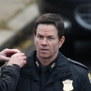 Exclusif - Mark Wahlberg déguisé en agent de police pour le tournage du film Wonderland à Boston, le 30 octobre 2018  For germany call for price Exclusive - Mark Wahlberg wears a Boston Police uniform with snow in the background on the set of "Wonderland". Mark speaks with director Peter Berg in between takes. 30th october 201830/10/2018 - Boston