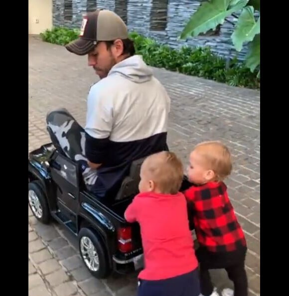 Enrique Iglesias publie une vidéo avec ses jumeaux Nicholas et Lucy sur Isntagram le 30 mars 2019.