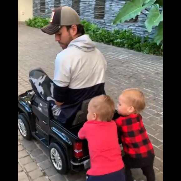 Enrique Iglesias publie une vidéo avec ses jumeaux Nicholas et Lucy sur Isntagram le 30 mars 2019.