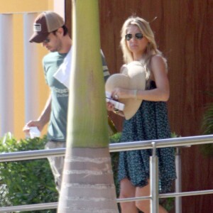 Enrique Iglesias et Anna Kournikova arrivent a Cabo au Mexique le 5 Novembre 2012.