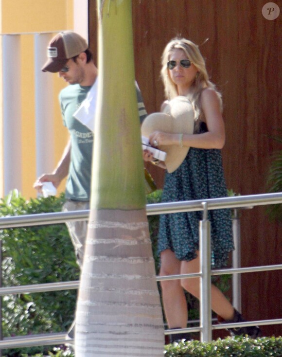 Enrique Iglesias et Anna Kournikova arrivent a Cabo au Mexique le 5 Novembre 2012.