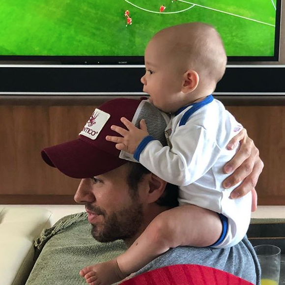 Enrique Iglesias et l'un de ses bébés - Instagram, 16 juin 2018