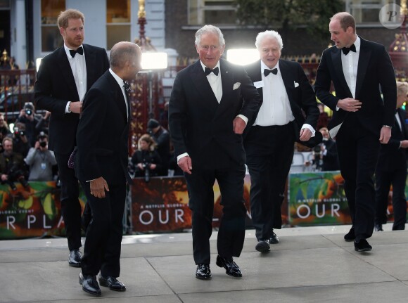 Le prince William, duc de Cambridge, Sir David Attenborough, le prince Charles, prince de Galles, le prince Harry, duc de Sussex, lors de la première de la série Netflix "Our Planet" au Musée d'Histoires Naturelles à Londres, le 4 avril 2019.