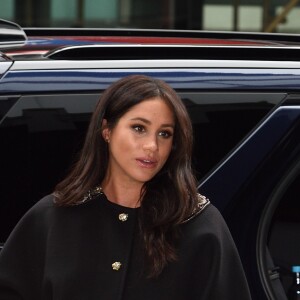 Meghan Markle, duchesse de Sussex, en manteau et minaudière Gucci et chaussurres Aquazurra - Le duc et la duchesse de Sussex viennent rendre hommage aux victimes de la tuerie de Christchurch et signer le livre de condoléances à New Zealand House à Londres le 19 mars 2019. 