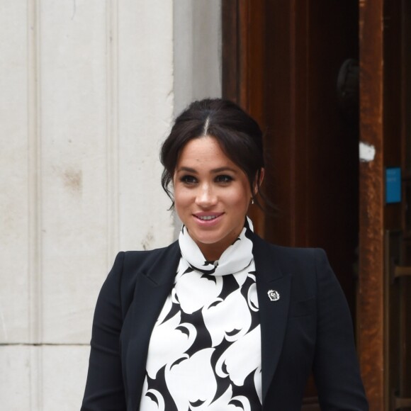Meghan Markle, en robe Reiss, blazer Alexander McQueen, escarpins Manolo Blahnik et pochette Stella McCartney, a participé à une discussion conjointe avec le Trust "The Queen's Commonwealth" au King's College à Londres à l'occasion de la Journée mondiale des droits des femmes. Le 8 mars 2019