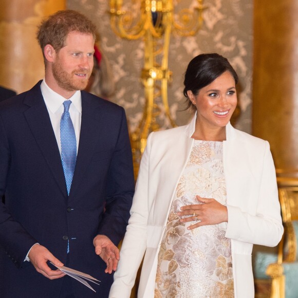 Meghan Markle en manteau Amanda Wakeley, pochette Wilbur and Gussie et escarpins Paul Andrew - La famille royale d'Angleterre lors de la réception pour les 50 ans de l'investiture du prince de Galles au palais Buckingham à Londres. Le 5 mars 2019
