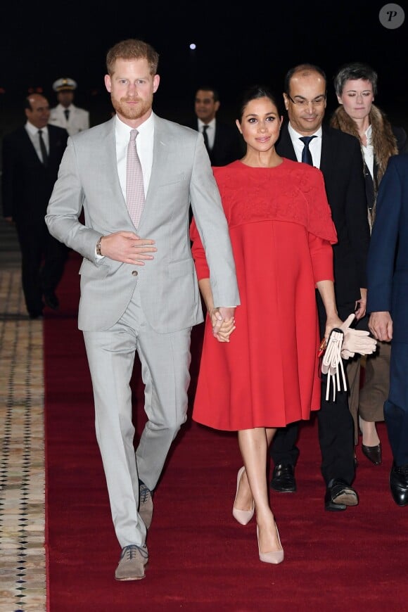 Meghan Markle, en robe et sac Valentino, à l'aéroport de Casablanca dans le cadre de son voyage officiel au Maroc avec le prince Harry, le 23 février 2019.