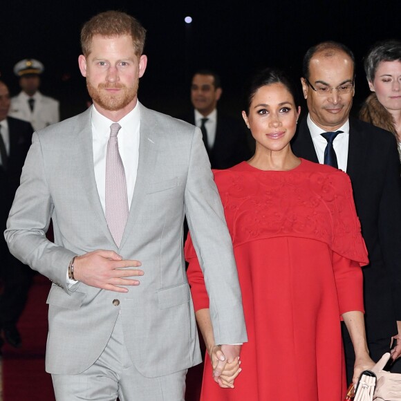 Meghan Markle, en robe et sac Valentino, à l'aéroport de Casablanca dans le cadre de son voyage officiel au Maroc avec le prince Harry, le 23 février 2019.