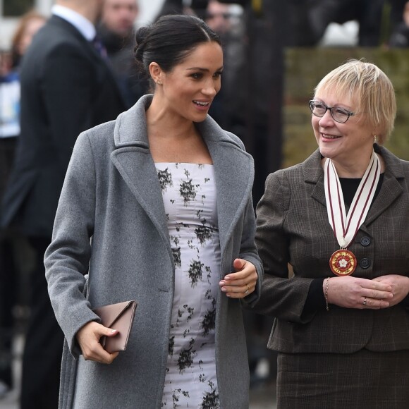 Meghan Markle, en robe fleurie, manteau Soia & Kyo et escarpins nude, visite le foyer Royal Variety de "Brinsworth House", à Twickenham, Royaume Uni, le 18 décembre 2018.