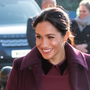 Meghan Markle, en look Club Monaco et bottines Givenchy, rend visite à la Hubb Community Kitchen à Londres le 21 novembre 2018.