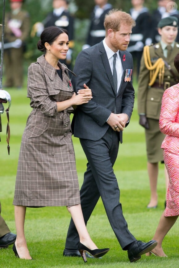 Le prince Harry et Meghan Markle, en trench Karen Walker, assistent à une cérémonie de bienvenue traditionnelle "Hongi" sur les pelouses de la Government House à Wellington, Nouvelle-Zélande, le 28 octobre 2018.