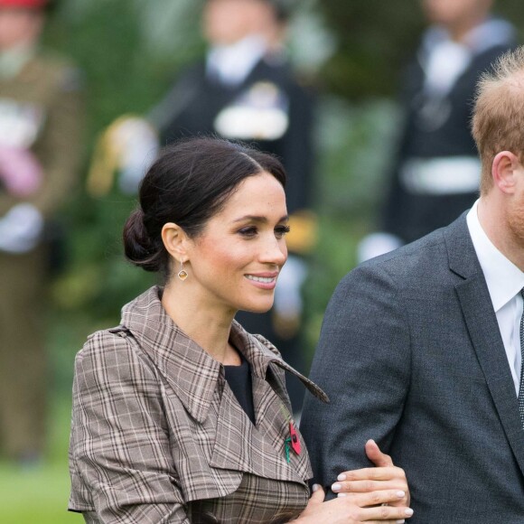 Le prince Harry et Meghan Markle, en trench Karen Walker, assistent à une cérémonie de bienvenue traditionnelle "Hongi" sur les pelouses de la Government House à Wellington, Nouvelle-Zélande, le 28 octobre 2018.