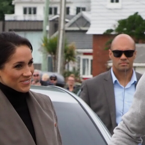 Meghan Markle, veste Club Monaco et bottes Stuart Weitzman, au Maranui Café à Wellington, Nouvelle-Zélande, le 28 octobre 2018.