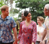 Le prince Harry et sa femme Meghan Markle, en robe Figue, visitent le campus de l'Université du Pacifique Sud à Suva lors de leur voyage officiel aux îles Fidji, le 24 octobre 2018.
