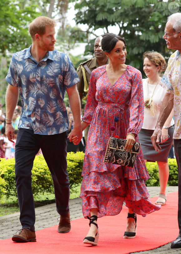 Le prince Harry et sa femme Meghan Markle, en robe Figue, visitent le campus de l'Université du Pacifique Sud à Suva lors de leur voyage officiel aux îles Fidji, le 24 octobre 2018.