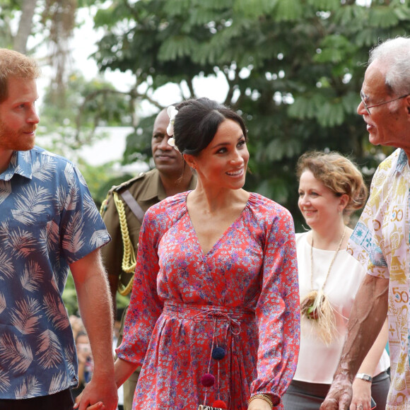 Le prince Harry et sa femme Meghan Markle, en robe Figue, visitent le campus de l'Université du Pacifique Sud à Suva lors de leur voyage officiel aux îles Fidji, le 24 octobre 2018.