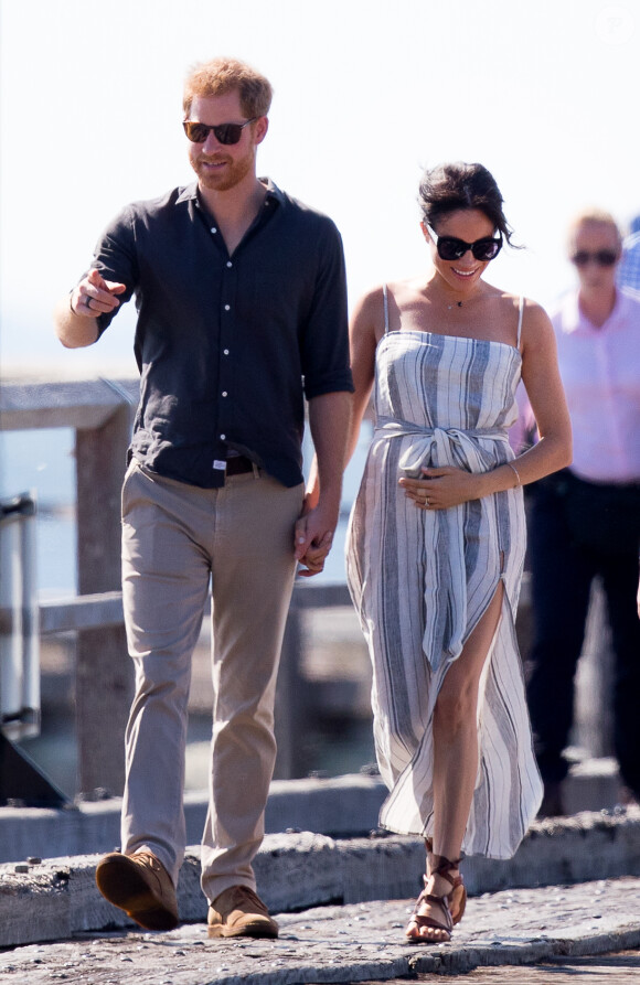 Le prince Harry et Meghan Markle, en robe Reformation et sandales Sarah Flint, se promènent à Fraser Island, à l'occasion de leur voyage officiel en Australie. Le 22 octobre 2018