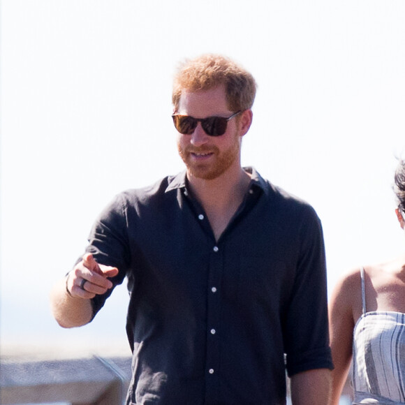 Le prince Harry et Meghan Markle, en robe Reformation et sandales Sarah Flint, se promènent à Fraser Island, à l'occasion de leur voyage officiel en Australie. Le 22 octobre 2018