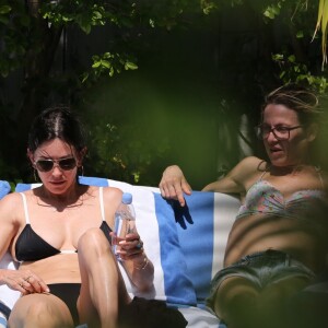 Courteney Cox a profité d'une escapade ensoleillée avec sa fille Coco Arquette et des amies le 31 mars 2017 à Miami.