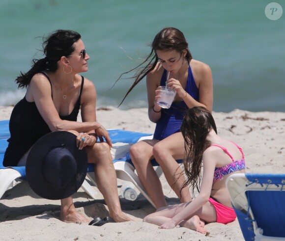 Courteney Cox a profité d'une escapade ensoleillée avec sa fille Coco Arquette et des amies le 31 mars 2017 à Miami.