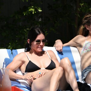 Courteney Cox a profité d'une escapade ensoleillée avec sa fille Coco Arquette et des amies le 31 mars 2017 à Miami.