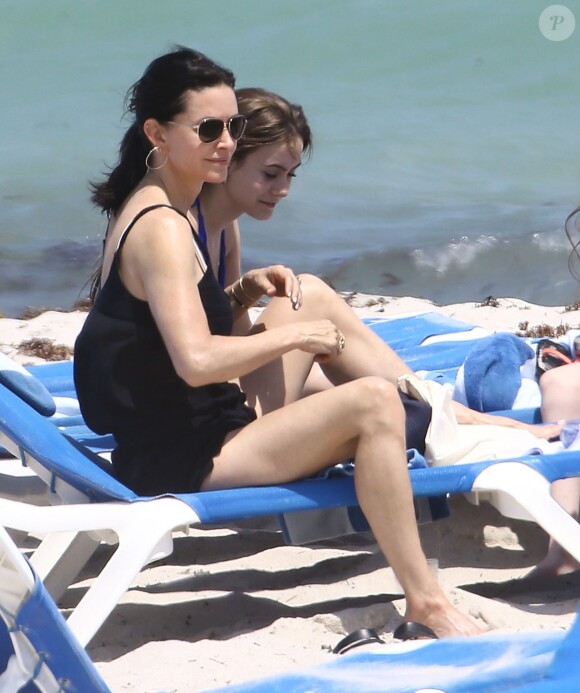 Courteney Cox a profité d'une escapade ensoleillée avec sa fille Coco Arquette et des amies le 31 mars 2017 à Miami.