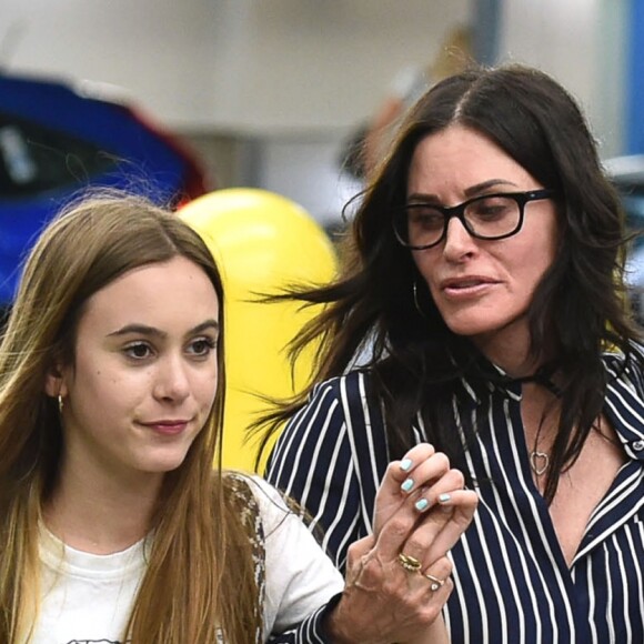 Exclusif - Courteney Cox arrive avec sa fille Coco Arquette à l'aéroport de Miami, le 30 mars 2017, pour une petite escapade.