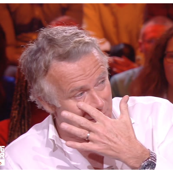 Franck Dubosc craque chez "On se retrouve chez Sabatier" (C8) en parlant de sa mère, le 6 avril 2019.