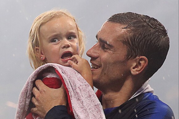 Antoine Griezmann avec sa fille Mia lors de la finale de la Coupe du Monde de Football 2018 à Moscou, opposant la France à la Croatie à Moscou le 15 juillet 2018