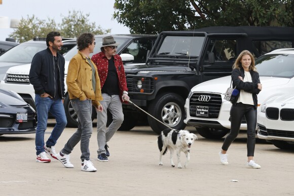 Johnny Hallyday arrive avec sa chienne Cheyenne pour aller déjeuner avec ses amis, Pierre Rambaldi et Jean-Claude Sindres au restaurant Nobu dans le quartier de Malibu à Los Angeles, le 2 avril 2017.