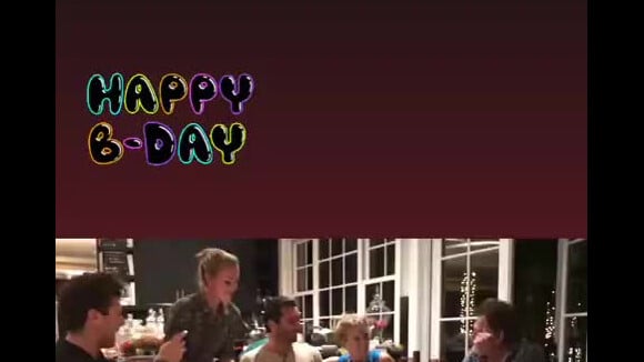 Laeticia Hallyday ressort une vidéo avec Johnny Hallyday à l'occasion de l'anniversaire de leur ami Jean-Claude Sindres le 7 avril 2019. La vidéo a été tournée le 7 avril 2017 à Los Angeles, quelques mois avant la mort de Johnny Hallyday.