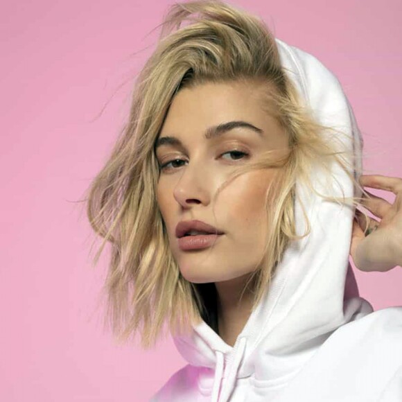 Hailey Bieber a été nommée égérie de Levi's®. Elle pose pour la nouvelle campagne du jean 501®.