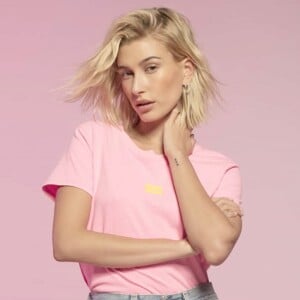 Hailey Bieber a été nommée égérie de Levi's®. Elle pose pour la nouvelle campagne du jean 501®.