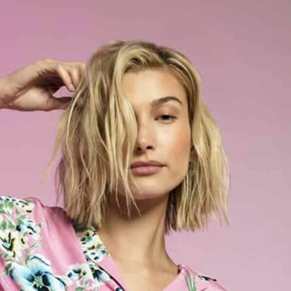 Hailey Bieber a été nommée égérie de Levi's®. Elle pose pour la nouvelle campagne du jean 501®.