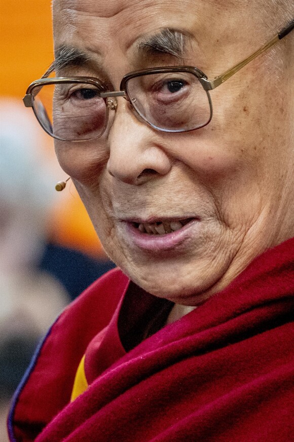 Le Dalai Lama à l'exposition Buddha's Life à la nouvelle église gothique d'Amsterdam (De Nieuwe kerk) aux Pays-Bas. Le Dalaï Lama a affirmé samedi à la télévision publique néerlandaise avoir eu connaissance depuis les années 1990 d'agressions sexuelles présumées commises par des enseignants bouddhistes.Le chef spirituel tibétain effectuait une visite de quatre jours aux Pays-Bas où il a rencontré vendredi des victimes d'agressions sexuelles. Il répondait ainsi à l'appel de douze d'entre elles qui avaient lancé une pétition afin qu'une réunion soit organisée. Le 15 septembre 2018.