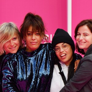 Mika Tard, la productrice, Amel Bent, Melha Bedia et Katia Lewkowicz pour la série 'Kings' lors du photocall de la 5ème montée des marches de la 2ème édition du "Canneseries" au palais des Festivals à Cannes, France, le 9 avril 2019. © Bruno Bébert/Bestimage