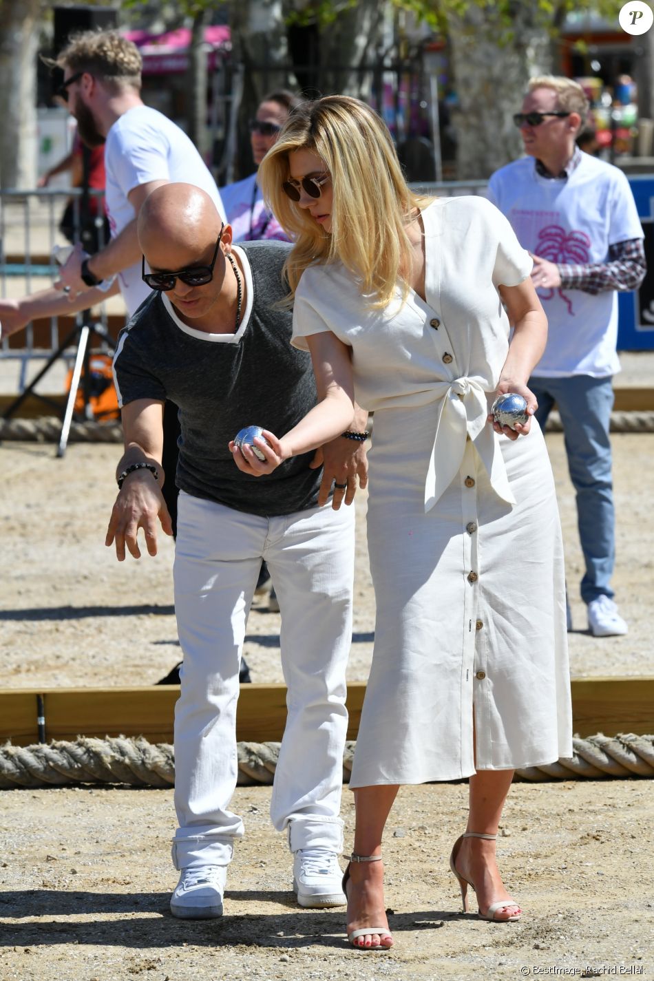Katheryn Winnick Et Son Mari Katheryn Winnick lors d'une partie de pétanque à l'initiative du maire de  Cannes en marge de la 2ème édition du festival Canneseries à Cannes le 9  avril 2019. © - Purepeople