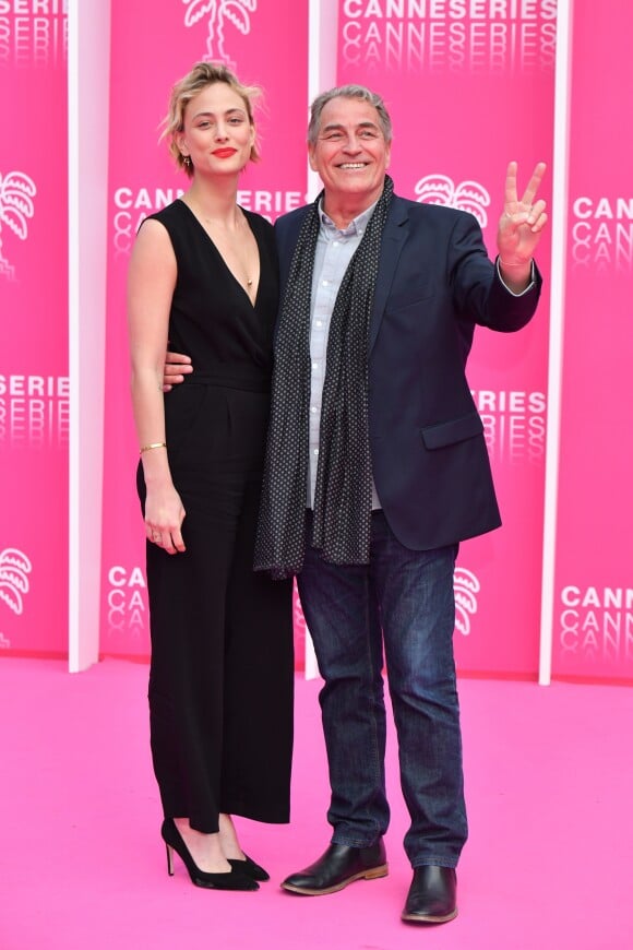 Nora Arnezeder et son père Wolfgang Arnezeder lors du photocall de la 5ème montée des marches de la 2ème édition du "Canneseries" au palais des Festivals à Cannes, France, le 9 avril 2019. © Bruno Bébert/Bestimage