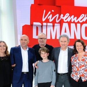 Exclusif - Suzana Sabino et son mari Philippe Croizon, Olivier Baroux, Leopold Moati, Michel Drucker, Anne Roumanoff, Vincent Niclo et Olivier De Benoist - Enregistrement de l'émission "Vivement Dimanche" présentée par M. Drucker à Paris le 8 avril 2019 et qui sera diffusée le 14 avril. © Guillaume Gaffiot/Bestimage