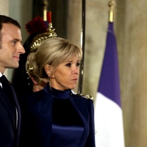 Le président de la République française Emmanuel Macron et sa femme la Première Dame Brigitte Macron (Trogneux) sur le perron du palais présidentiel - Le président de la République française reçoit pour le dîner officiel en l'honneur du président de l'État d'Israël et sa femme la Première Dame au Palais de l'Elysée à Paris, France, le 23 janvier 2019. © Dominique Jacovides/Bestimage