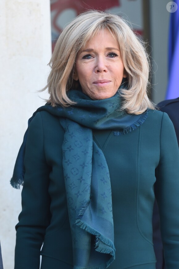 Le président Emmanuel Macron et sa femme Brigitte raccompagnent le premier ministre du Quebec François Legault et sa femme Isabelle Brais après un entretien au palais de l'Elysée à Paris le 21 janvier 2019. © Giancarlo Gorassini / Bestimage