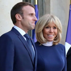 Le président de la république, Emmanuel Macron aux côtés de la première dame Brigitte Macron reçoit le président du Chili, Sebastian Pinera et sa femme, María Cecilia Morel Montes, pour un entretien au Palais de l'Elysée à Paris le 8 Octobre 2018 © Stéphane Lemouton / Bestimage