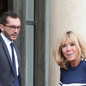 Brigitte Macron sort sur le perron du palais de l'Elysée pendant l'installation du tapis rouge avant l'arrivée de Mohammed VI, le roi du Maroc, à Paris le 10 avril 2018. © Dominique Jacovides / Bestimage