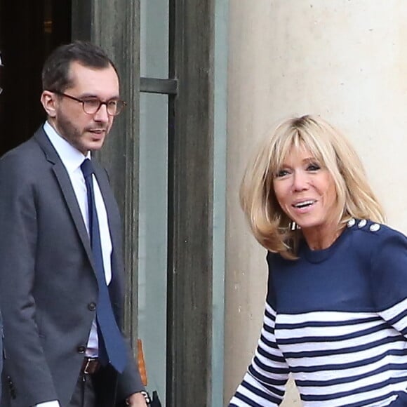 Brigitte Macron sort sur le perron du palais de l'Elysée pendant l'installation du tapis rouge avant l'arrivée de Mohammed VI, le roi du Maroc, à Paris le 10 avril 2018. © Dominique Jacovides / Bestimage