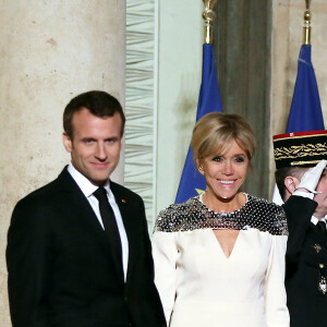 Le président de la République Emmanuel Macron et sa femme la Première Dame Brigitte Macron (Trogneux) - Le grand-duc et la grande-duchesse de Luxembourg assistent au Dîner d'Etat, au Palais présidentiel de l'Elysée, offert par le président de la République française et sa femme la Première Dame à l'occasion d'une Visite d'Etat en France à Paris, France, le 19 mars 2018. © Jacovides-Moreau/Bestimage