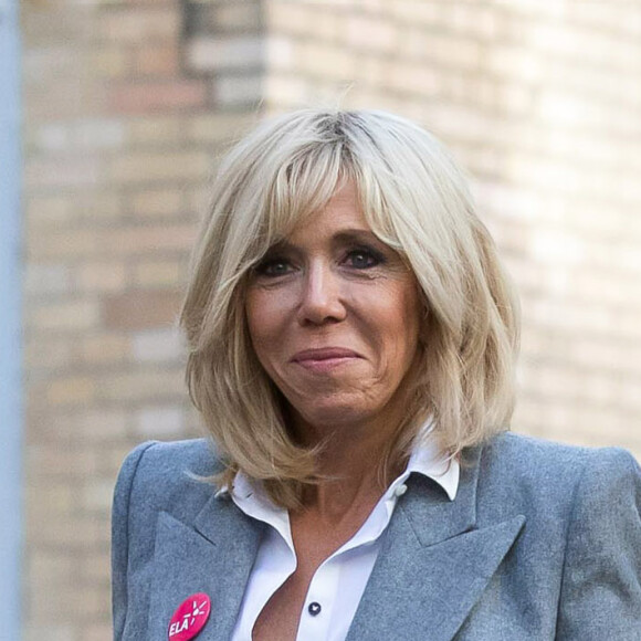 La Première Dame Brigitte Macron (Trogneux) - La Première Dame française lors de la lecture de la dictée ELA (texte "inédit", écrit spécialement pour l'occasion, de l'auteure de "Une chanson douce", Leïla Slimani) à l'occasion de la 14ème édition de la dictée d'ELA (Association européenne contre les leucodystrophie) au collège Georges Courteline dans le XIIe arrondissement de Paris, France, le 16 octobre 2017.